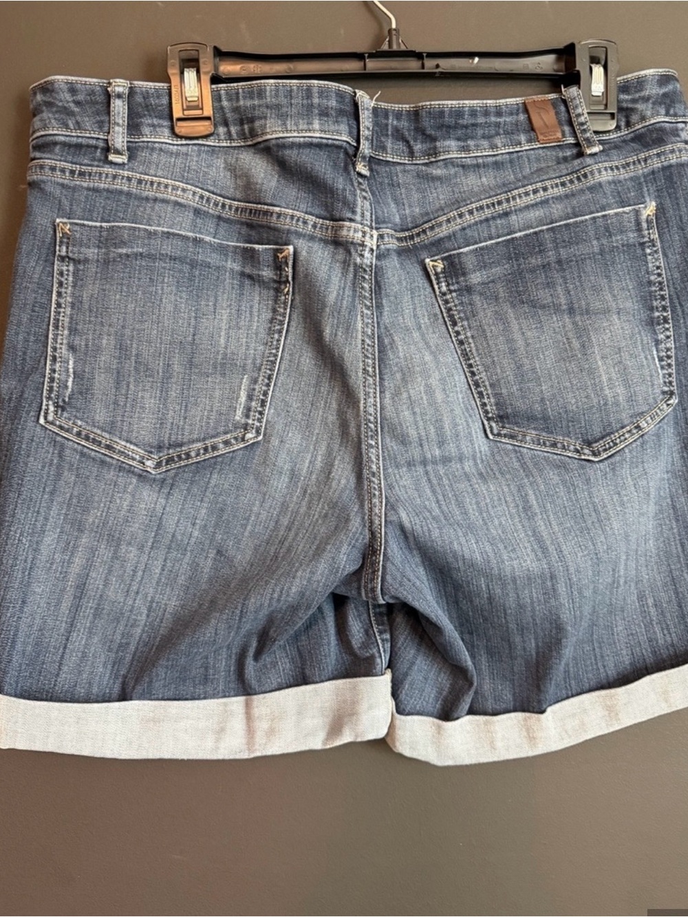 Vera Wang. Classic Mid-Wash Denim Roll-Cuff Women’s Shorts. EUC. Size 16. - Picture 2 of 5